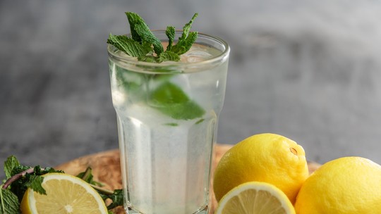 Água saborizada com frutas e ervas