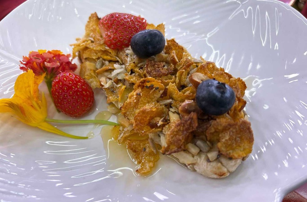 Banana com castanha para o café da manhã — Foto: Daniela Meira/Globo