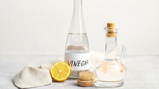 Uso de vinagre na limpeza requer cuidado para não danificar superfícies - Foto: (Shutterstock)
