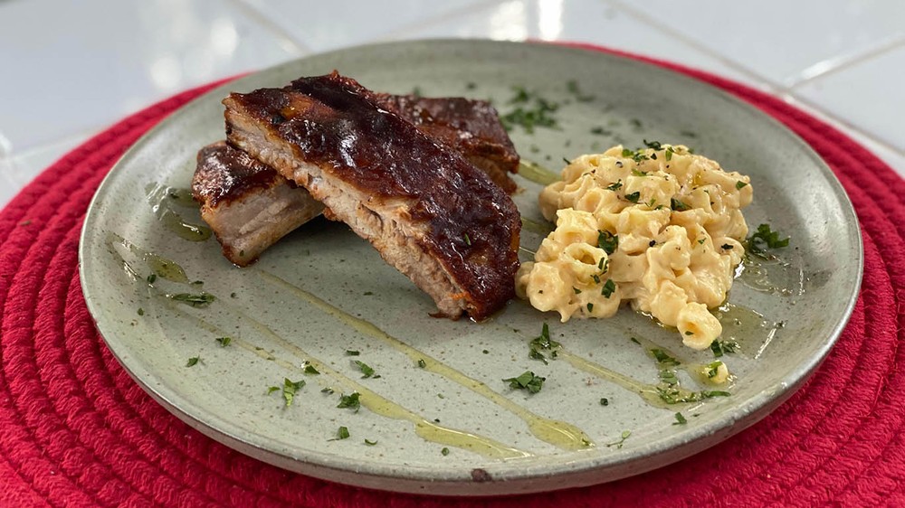 Costelinha de porco com mac and cheese na churrasqueira