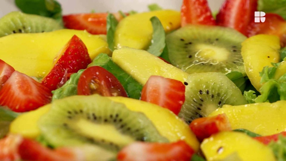 Mistura de salada saudável e dietética com molho de frutas