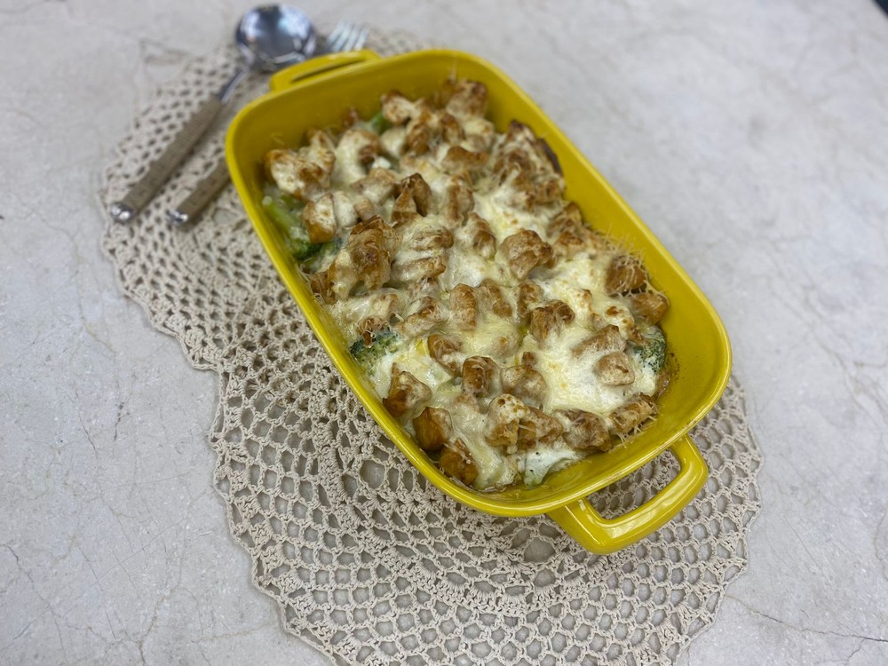 Frango com molho branco e brócolis, da Talitha Morete