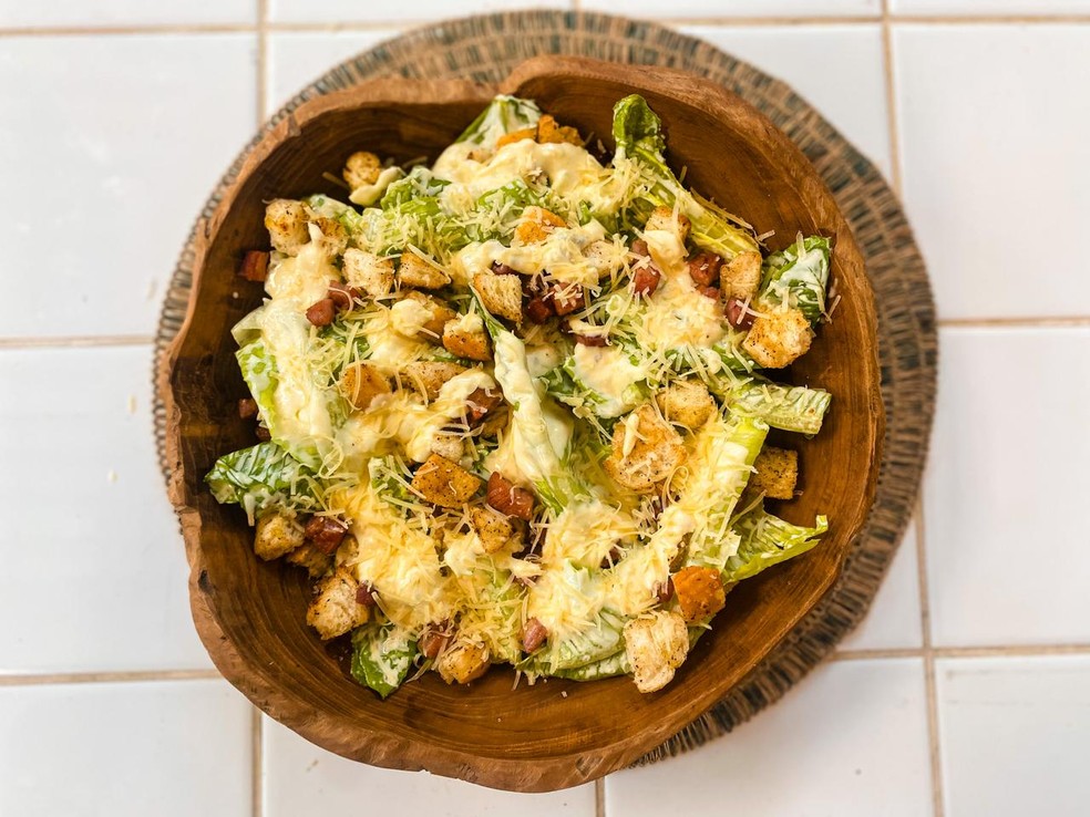 Salada caesar — Foto: Igor Trípoli/Globo