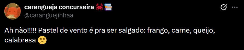 Pastéis de bolo de cenoura prontos para serem fritos, mostrando a textura crocante