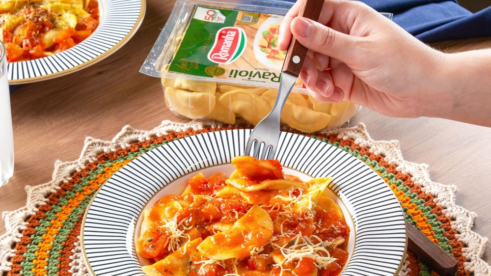 Ravioli de carne com molho de tomate