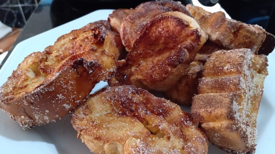 Rabanadas sendo douradas na frigideira