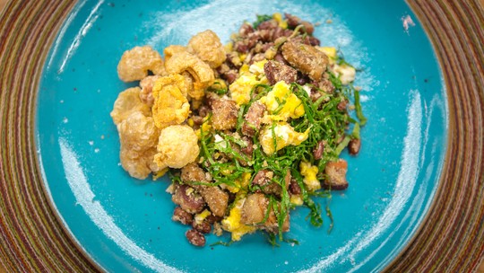 Feijão Tropeiro delicioso com ovos e couve