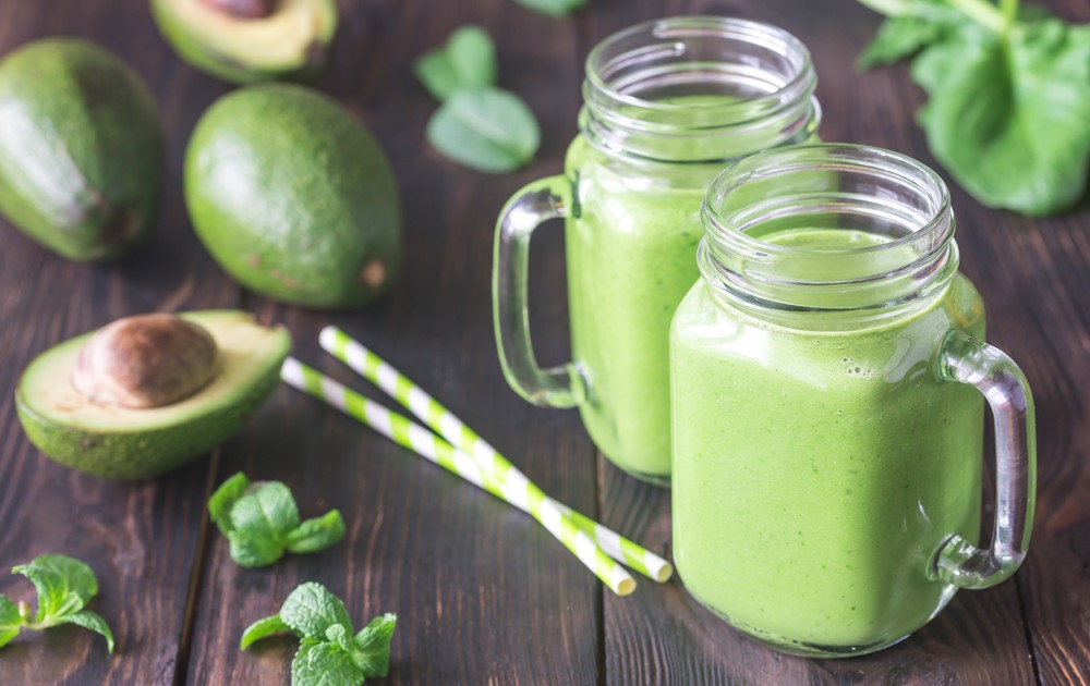 Vitamina de abacate e banana, bebida nutritiva e refrescante para o verão