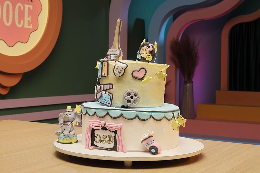 Cartoon cake: bolo de baunilha com brigadeiro de pistache e brigadeiro branco