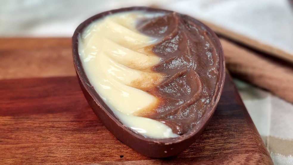 Ovo de Páscoa com recheio dois amores: aprenda como fazer — Foto: Sonia Schneiders/Receitas