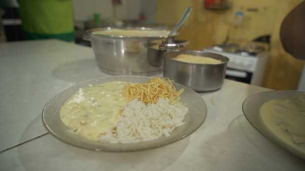 Preparação do molho branco cremoso com queijos para o camarão