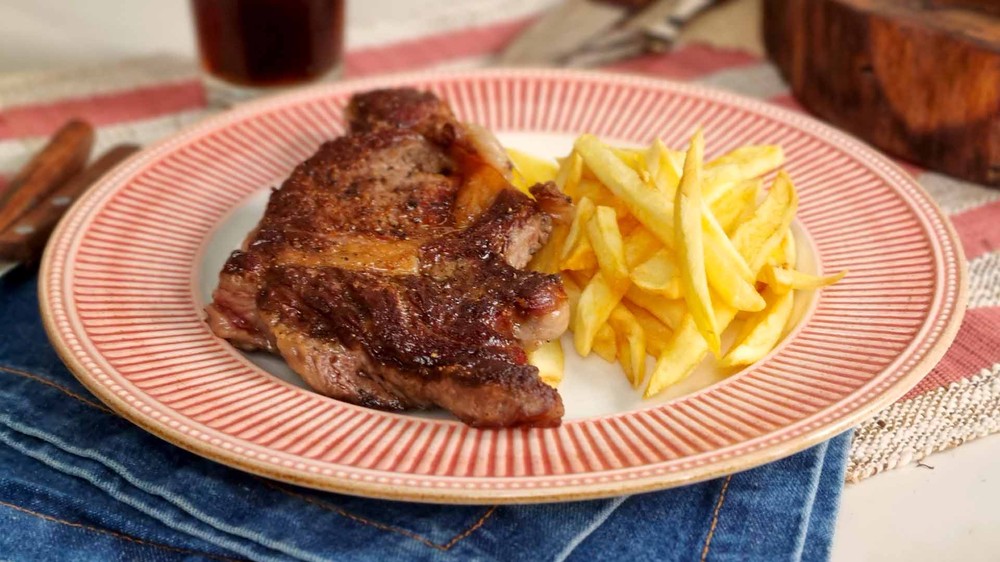Bife ancho com batata frita do Douglas Silva