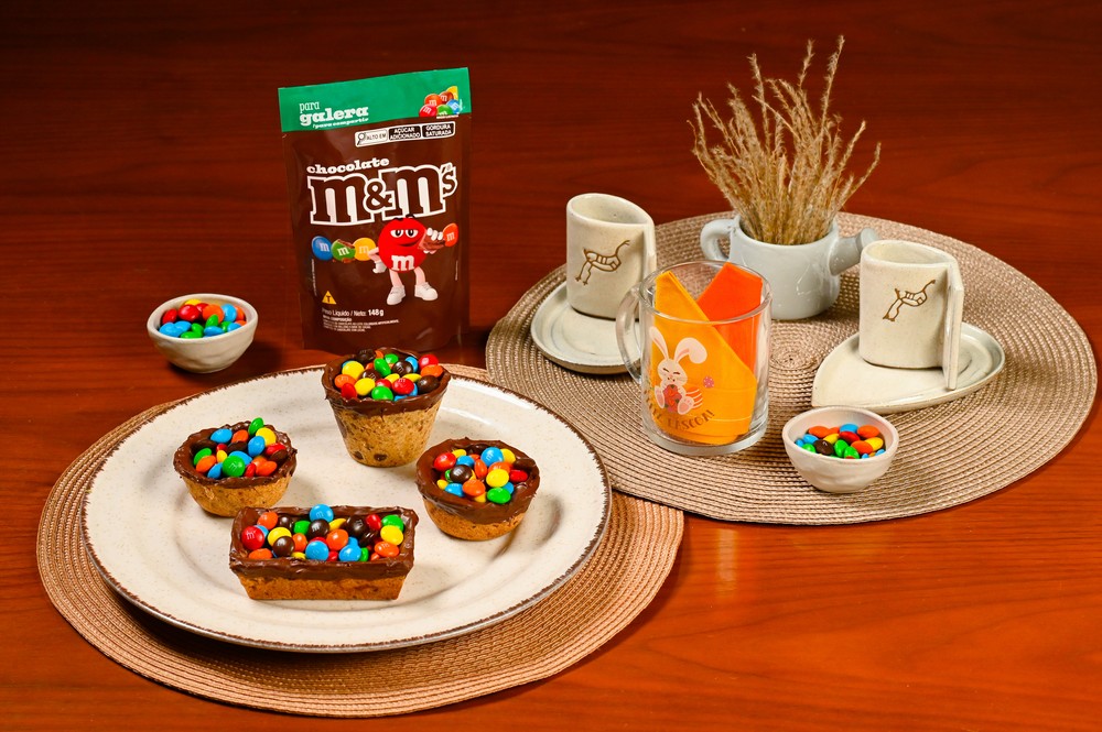 Sucesso garantido e bem chocolatudo, essa receita de copinho de cookie com M&M’S é sobremesa, enfeite e um ótimo presente para Páscoa