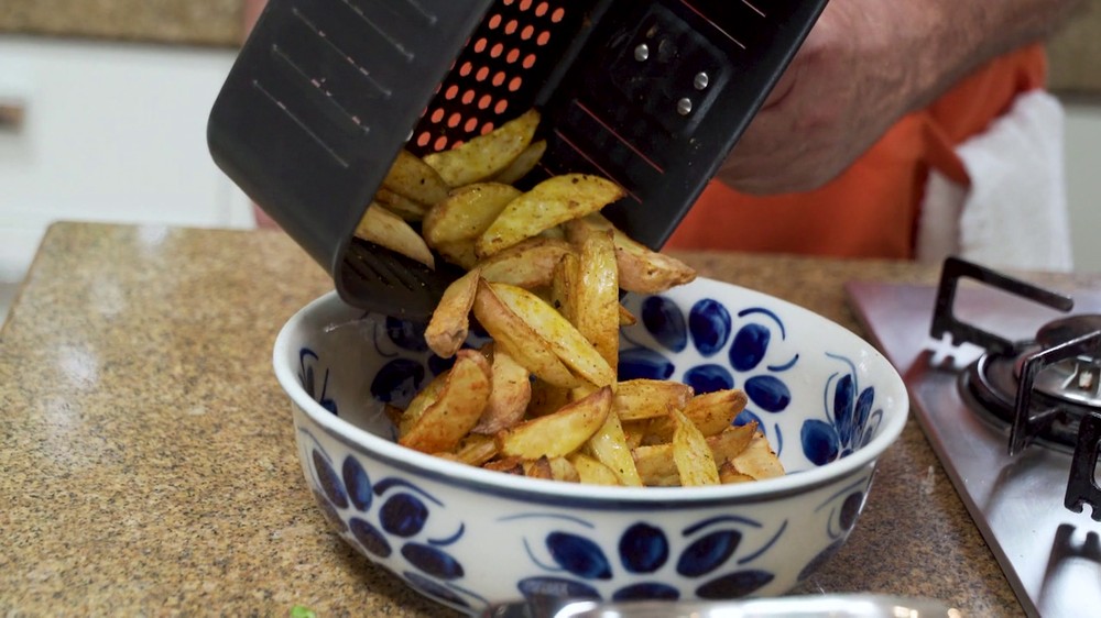 Contrafilé grelhado com batatas rústicas ao molho de manjericão