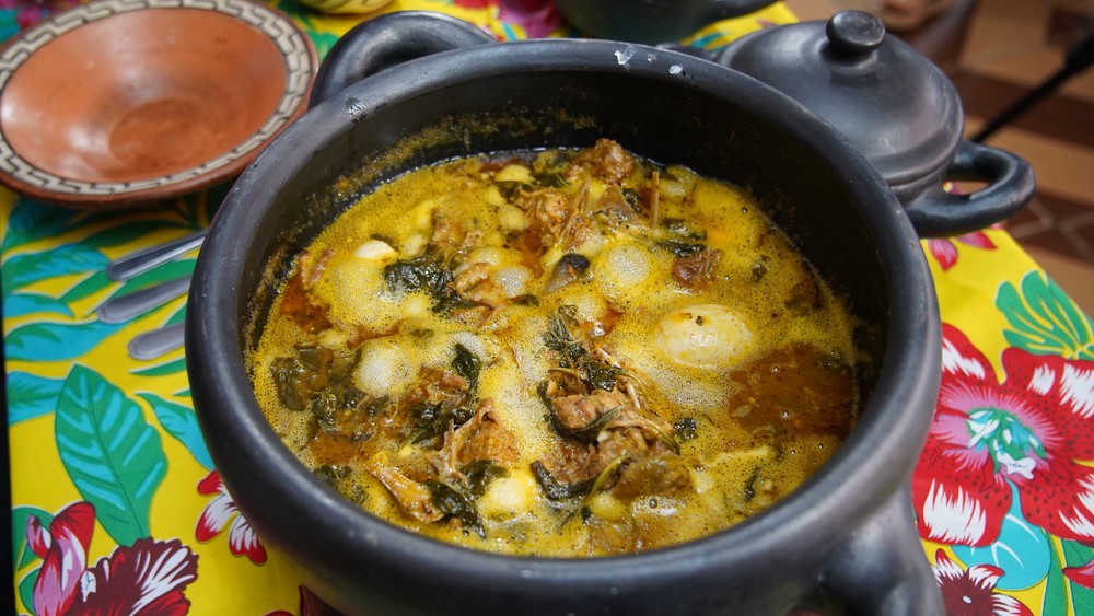 Deliciosa Galinha Caipira com Jambu, um prato vibrante da culinária amazônica