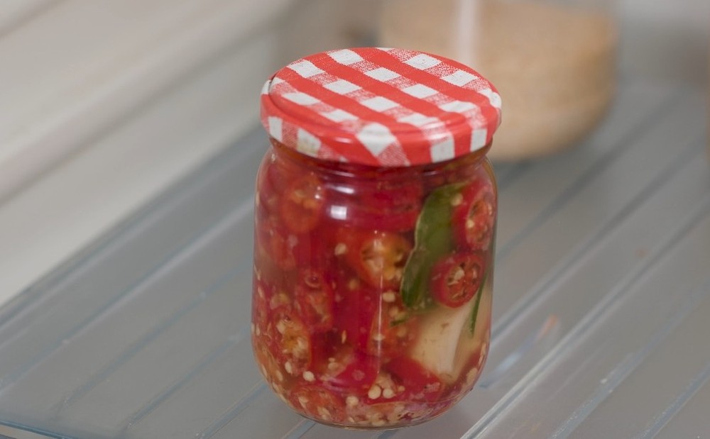 A conserva de pimenta que sempre faço em casa e todo mundo pede a receita — Foto: Receitas