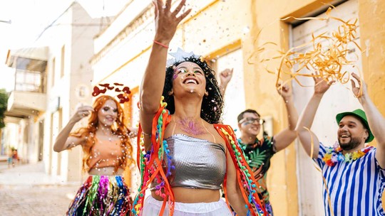 Pessoas curtindo o Carnaval e se alimentando bem