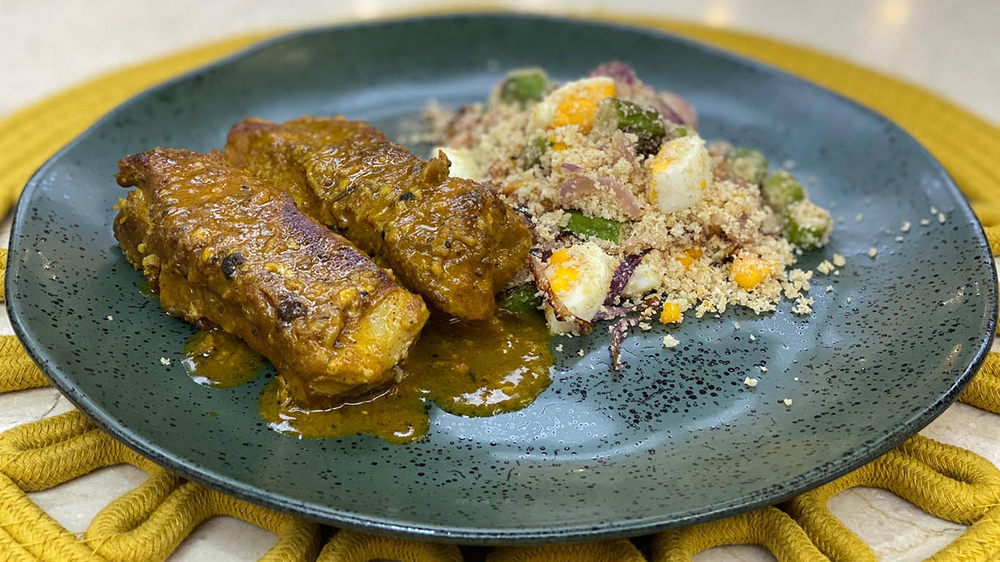 Costelinha de porco com farofa de quiabo