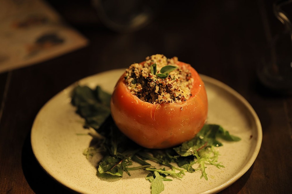 Detalhe do recheio pronto do Tomate recheado com quinoa, nozes e queijo de cabra