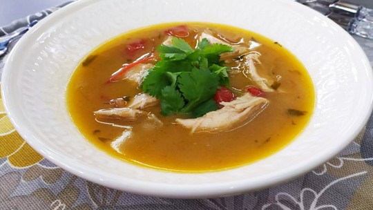 Tom kha gai: sopa tailandesa de frango com leite de coco