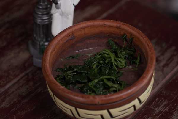 Caldo do Zé cremoso com jambu, ovos de codorna e bacon