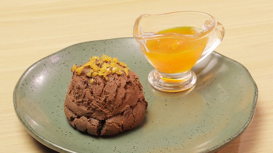 Cookie com gelado de earl grey, caramelo e compota de tangerina