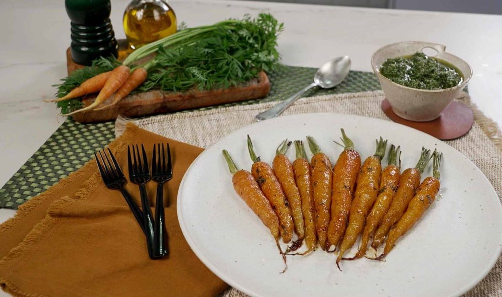 Cenoura assada com pesto de talos