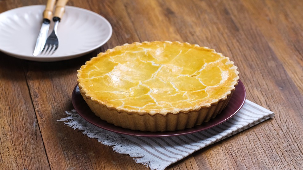 Empadão de frango recém-saído do forno, dourado e apetitoso