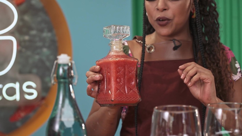 Red dress: gin tônica saborizada com frutas vermelhas