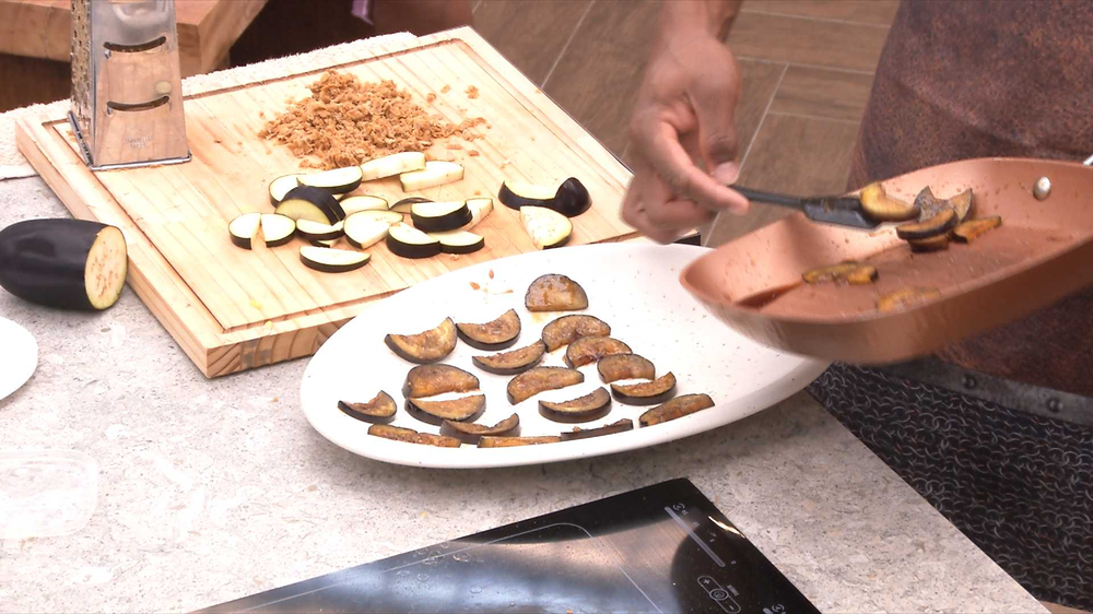 Davi prepara berinjela caramelizada com rapadura no BBB 24