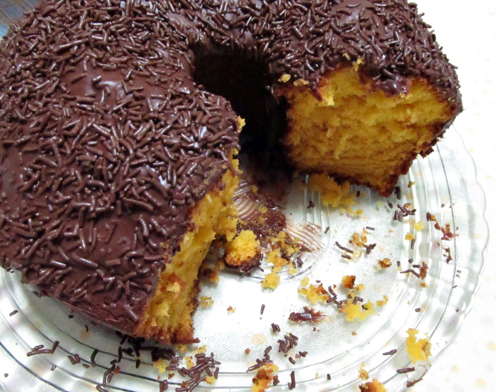 Aprenda a fazer um irresistível bolo de cenoura com calda de chocolate -  Espaço Gourmet