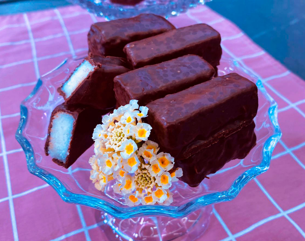 Bombom de coco com chocolate da Ana Maria Braga