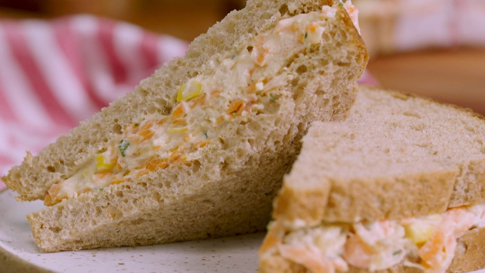 Aprenda a preparar sanduíche natural de frango — Foto: Receitas 