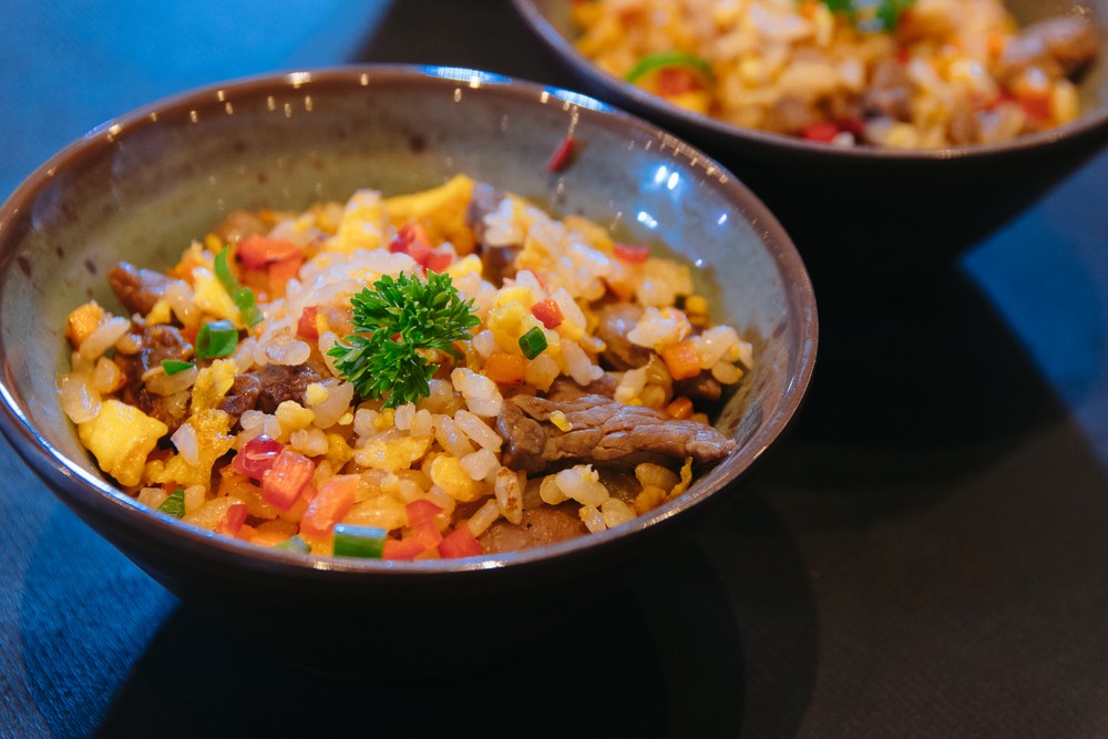 Arroz frito com carne em tiras