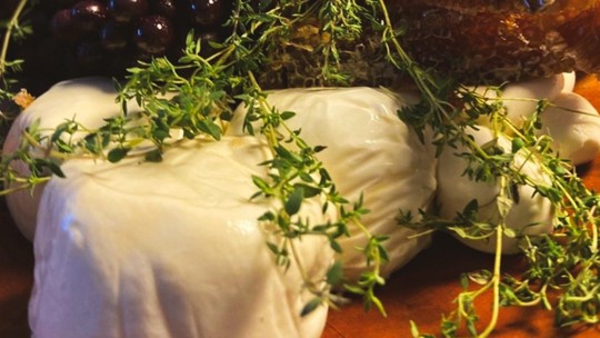 Burrata com tapenade de azeitona