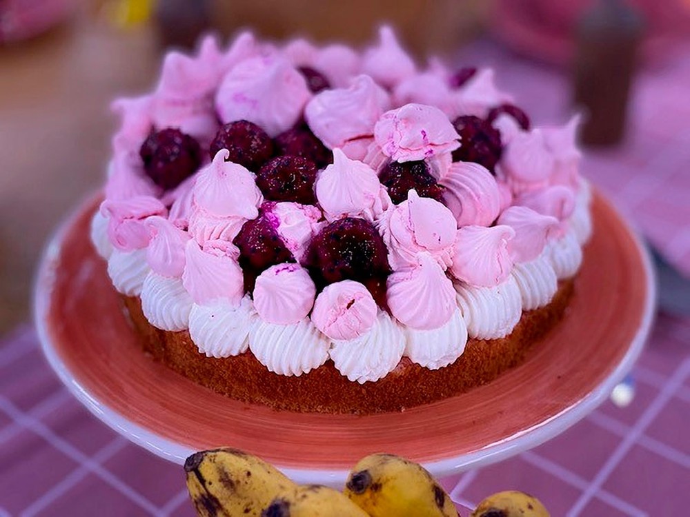 Bolo rosa com suspiro
