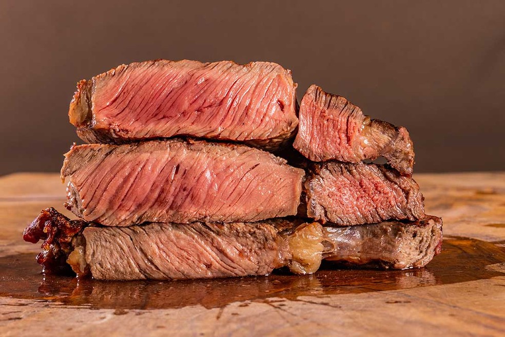 Carne vermelha é a base da alimentação da dieta carnívora — Foto: Shutterstock