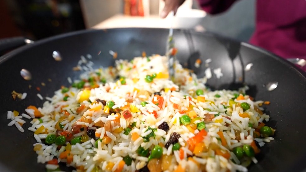 Aprenda a preparar um delicioso arroz colorido, perfeito para acompanhar carnes, aves e peixes na sua ceia de fim de ano.