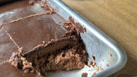 Bolo de chocolate simples com poucos ingredientes 