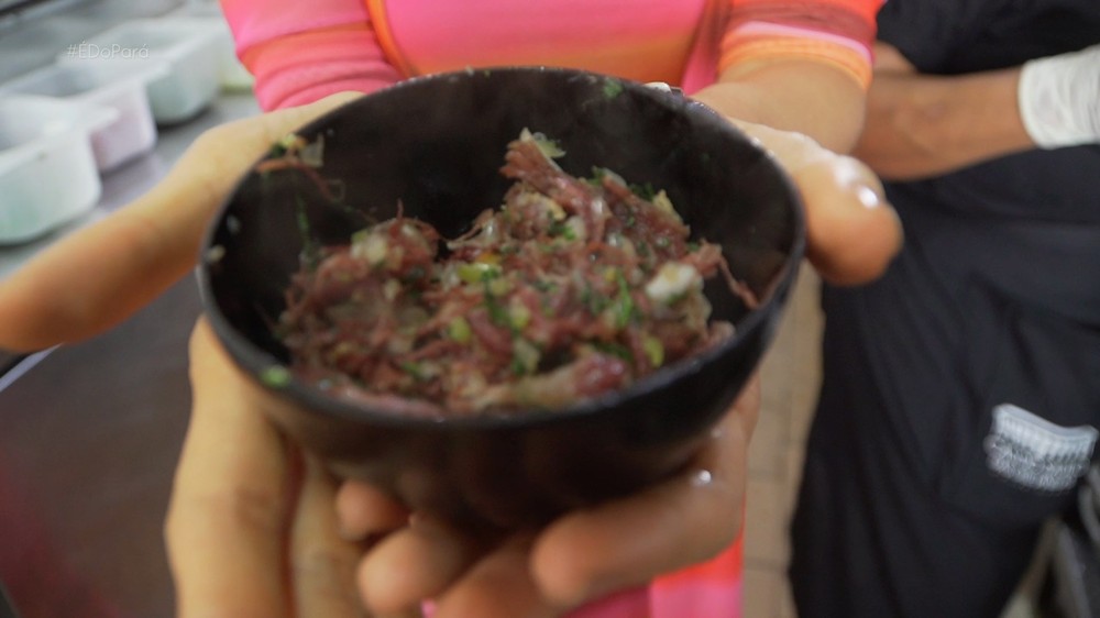Charque frito com mousseline de açaí