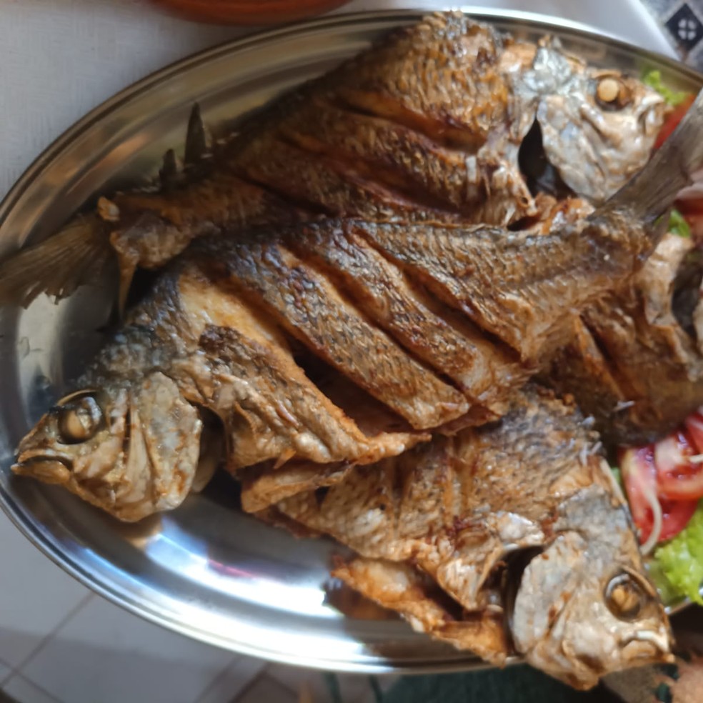 Carapeba frita pronta, acompanhada de limão.