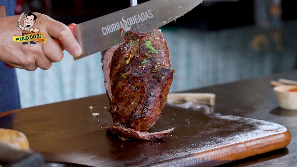 Alcatra no espeto com molho de ervas — Foto: Reprodução/Churrasqueadas TV Rio Sul