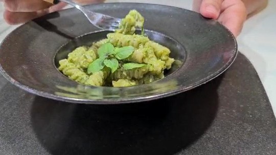 Aprenda a fazer uma salada de macarrão da chef Ana Bueno 