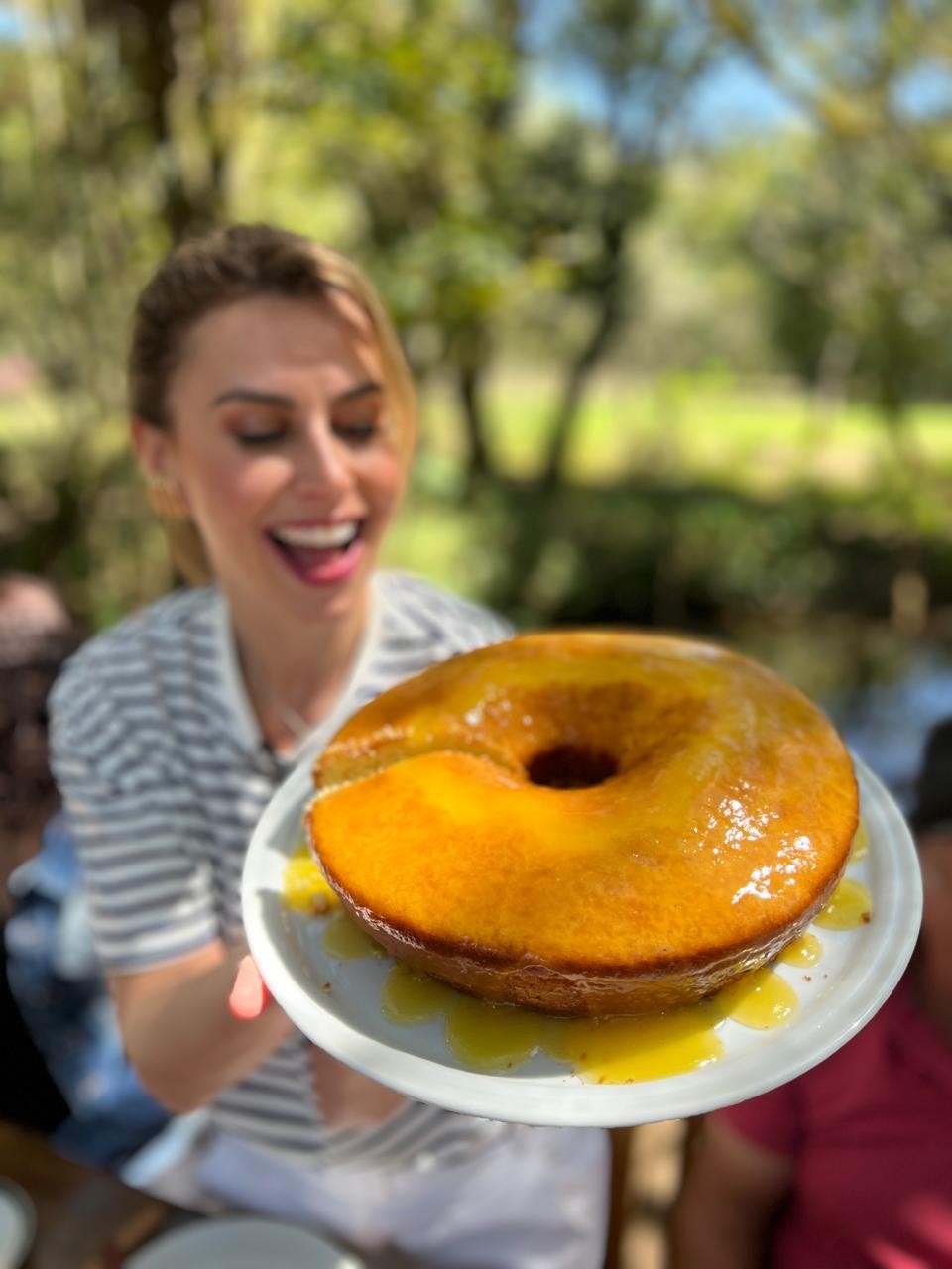 Bolo de Laranja Brilhoso e Macio