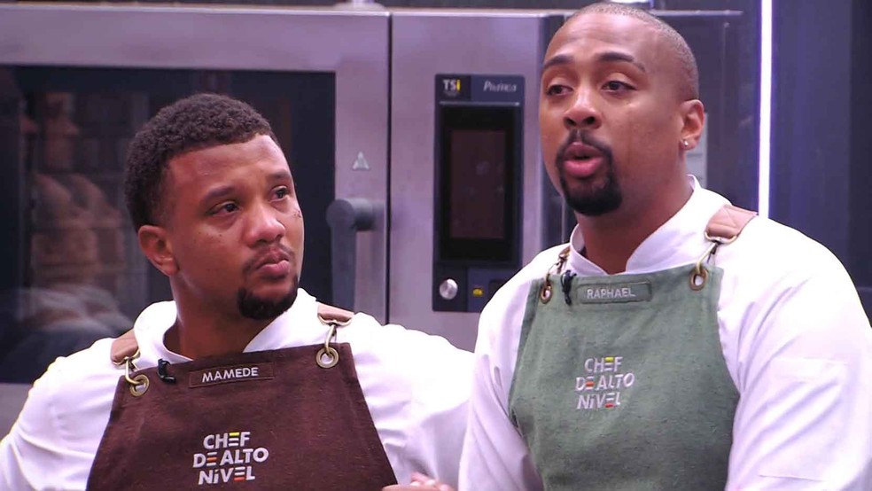 Raphael se emociona e emociona os colegas na saída do Chef de Alto Nível — Foto: Globo