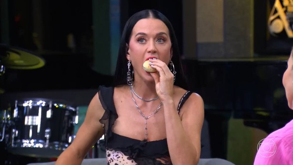 Katy Perry prova comidas brasileiras, ama e leva marmita; confira