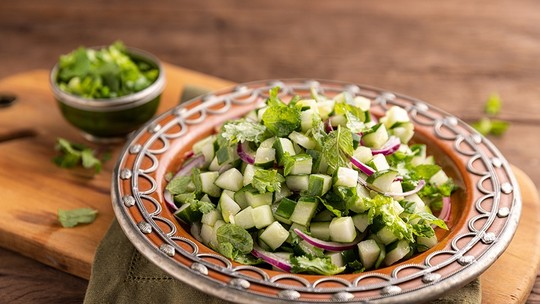 Salada de pepino com hortelã e coentro