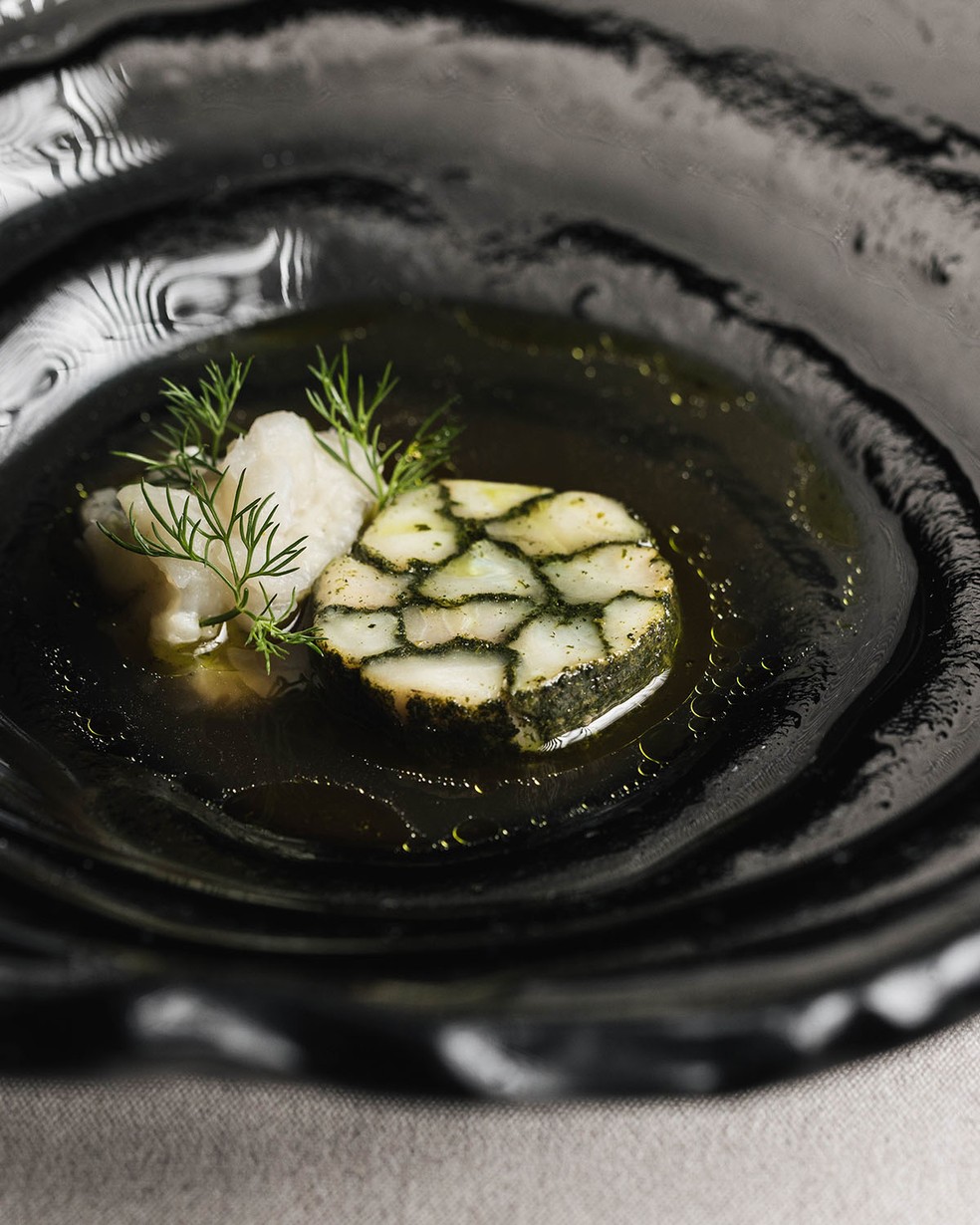 Jacaré com bacuri é destaque no menu degustação do D.O.M, restaurante do Alex Atala — Foto: Brejo