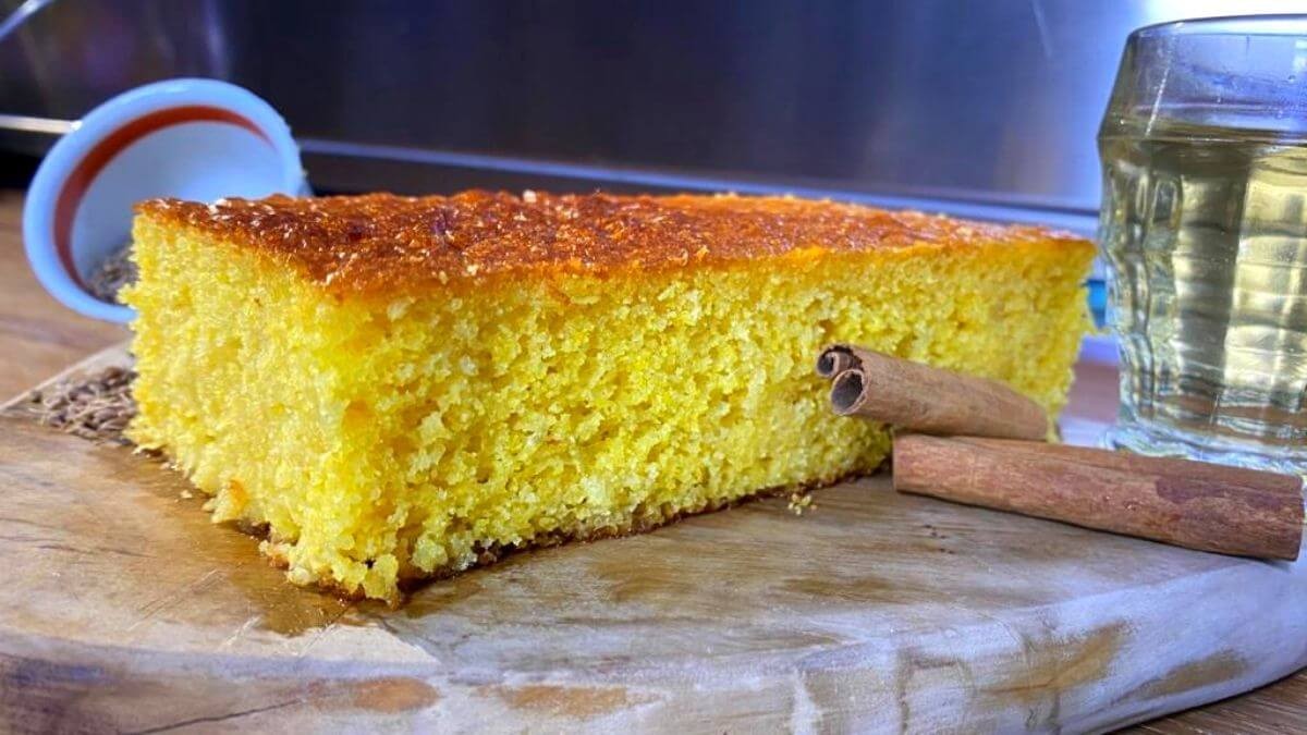 Bolo de fubá com calda de especiarias | Receitas