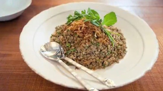 Salada de lentilha com cebola caramelizada para ceia de Ano-Novo